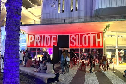 Orgullo y pereza: una acción perfomática que tiene lugar en locales vacíos de una famosa calle de Miami Beach en donde se ofrece Los 7 pecados capitales