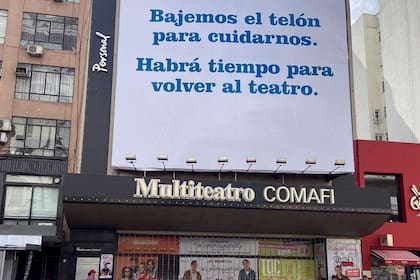 El elocuente cartel desplegado en el Multiteatro Comafi