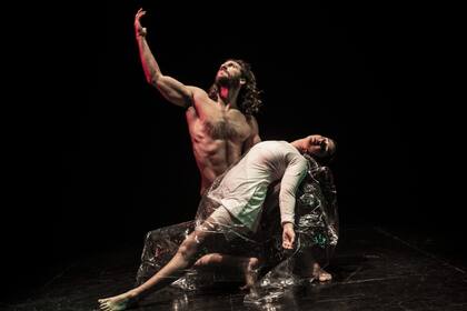 Teatro físico y performático para desafiar los laberintos de la razón humana
