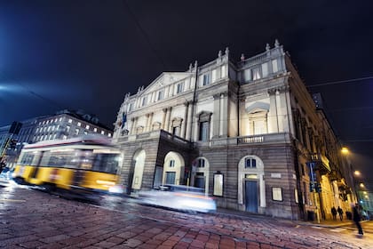 Luego de seis meses de estar cerrado, el teatro La Scala de Milán vuelve a ponerse en funcionamiento.