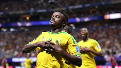 Teboho Mokoena celebrando el gol del empate ante la República Checa, en Atlanta, por el Grupo A