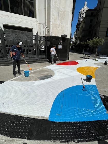 TEC y su equipo pintan la lagartija de 120 metros que llega a la puerta de Arthaus