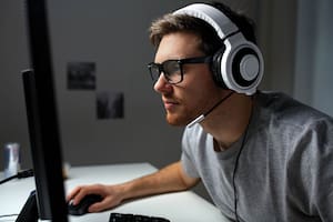 “Tech-neck”: así se denomina la rigidez y sus consecuentes dolores que afectan al cuello por la mala postura.