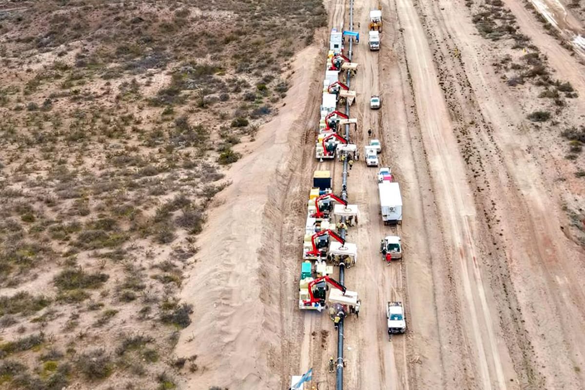 Techint Ingeniería y Construcción completó la última soldadura en línea regular de los 207 kilómetros del Duplicar Norte, el ducto de US$380 millones que construye para Oldelval; arrancará transportando 50.000 barriles diarios a fin de año y llegará a 220.000 en el primer trimestre de 2027