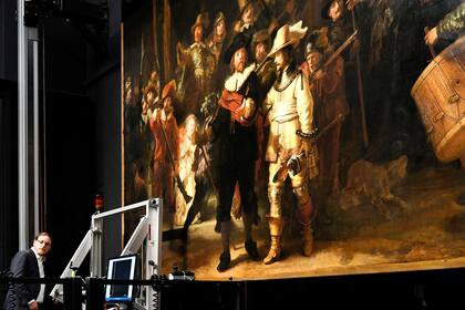 Técnicos e investigadores revisan los equipos para comenzar a estudiar la obra de Rembrandt