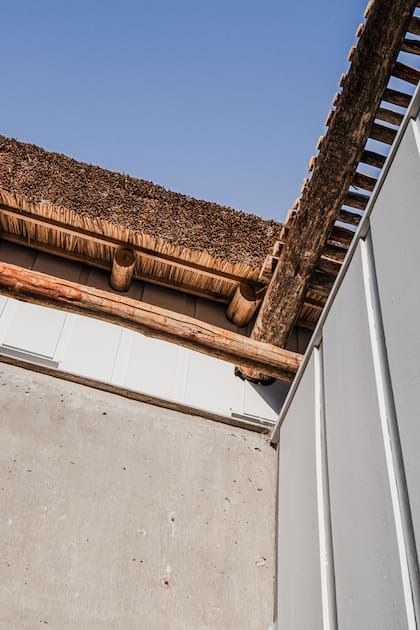 Techo con estructura de varas de eucalipto con cubierta de paja tejida, realizado en el lugar.