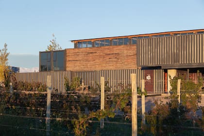 Techos viejos de madera, cabriadas de una antigua bodega de adobe, caños de perforaciones petroleras y contenedores marítimos fueron aprovechados para darle vida al esqueleto y la esencia del edificio