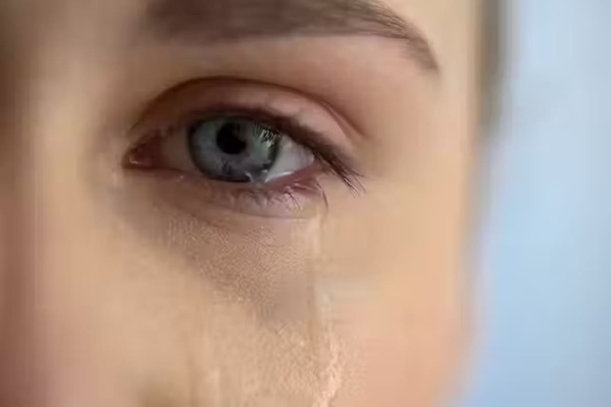 Técnicamente se puede describir una lágrima como un gel interactivo de mucina hidratada