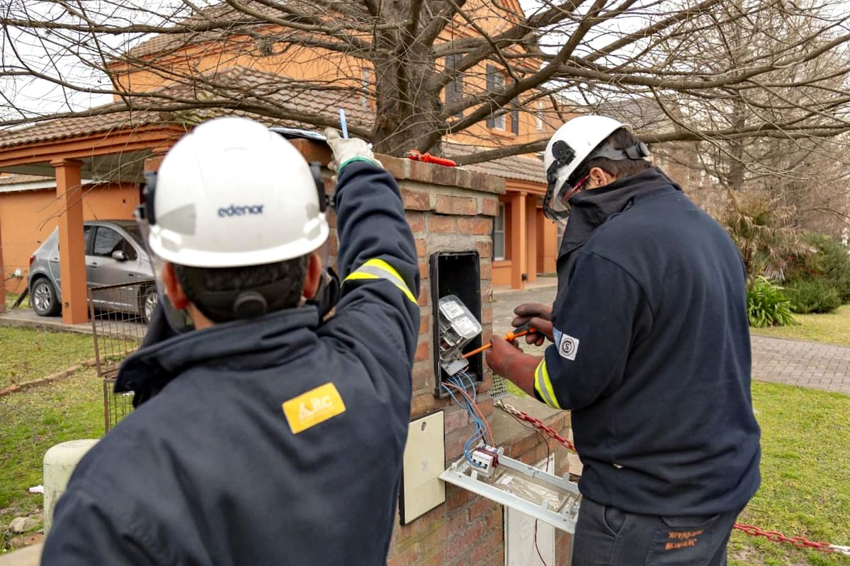 Técnicos de Edenor revisan el consumo y la conexión en una propiedad