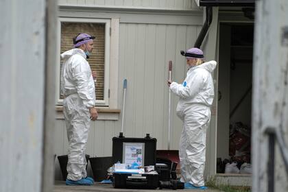 Técnicos de la policía investigan el apartamento del hombre que asesinó a cinco personas en un ataque con arco y flechas, el sábado 16 de octubre de 2021, en Kongsberg, Noruega. (Terje Pedersen/NTB Scanpix via AP)