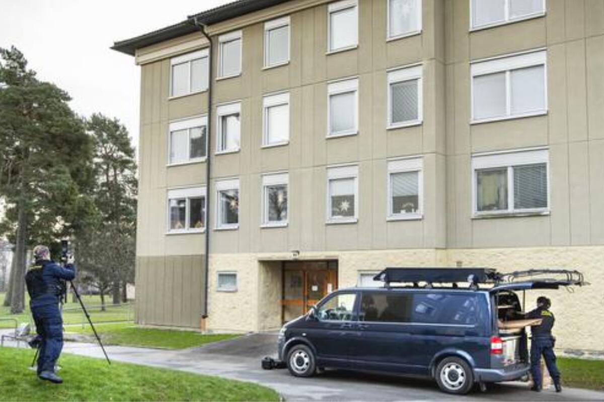 Técnicos de policía examinan un departamento en Haninge, Suecia. Según los diarios Expressen y Aftonbladet, una madre encerró a su hijo durante 28 años