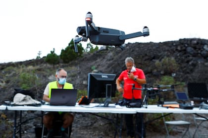 Técnicos del Instituto Geográfico Nacional haciendo fotogrametría antes de la erupción, el 18 de septiembre, en Jedey, La Palma