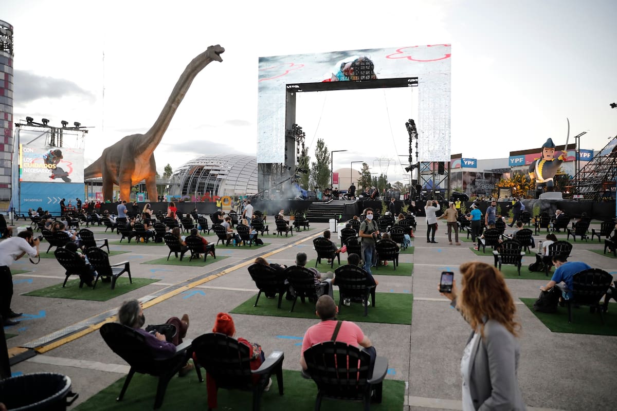 Tecnópolis reabre sus puertas con una nueva edición de los Atardeceres en Tecnópolis bajo el lema Reencuentros Cuidados, inaugurando una nueva modalidad de encuentro con la de arte, ciencia y tecnología