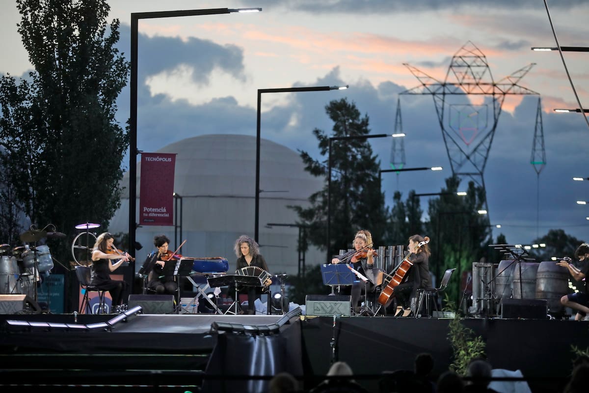 Tecnópolis reabre sus puertas con una nueva edición de los Atardeceres en Tecnópolis bajo el lema Reencuentros Cuidados, inaugurando una nueva modalidad de encuentro con la de arte, ciencia y tecnología