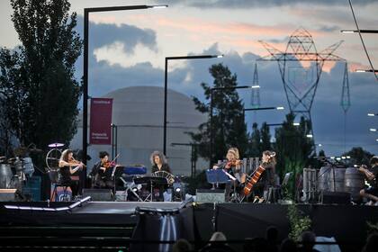 Tecnópolis reabre sus puertas con una nueva edición de los Atardeceres en Tecnópolis bajo el lema Reencuentros Cuidados, inaugurando una nueva modalidad de encuentro con la de arte, ciencia y tecnología