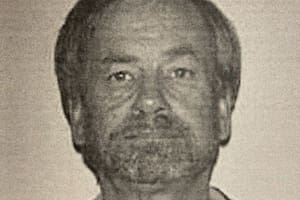 Ted Conrad salió caminando de un banco con US$215.000 envueltos en una bolsa marrón de papel