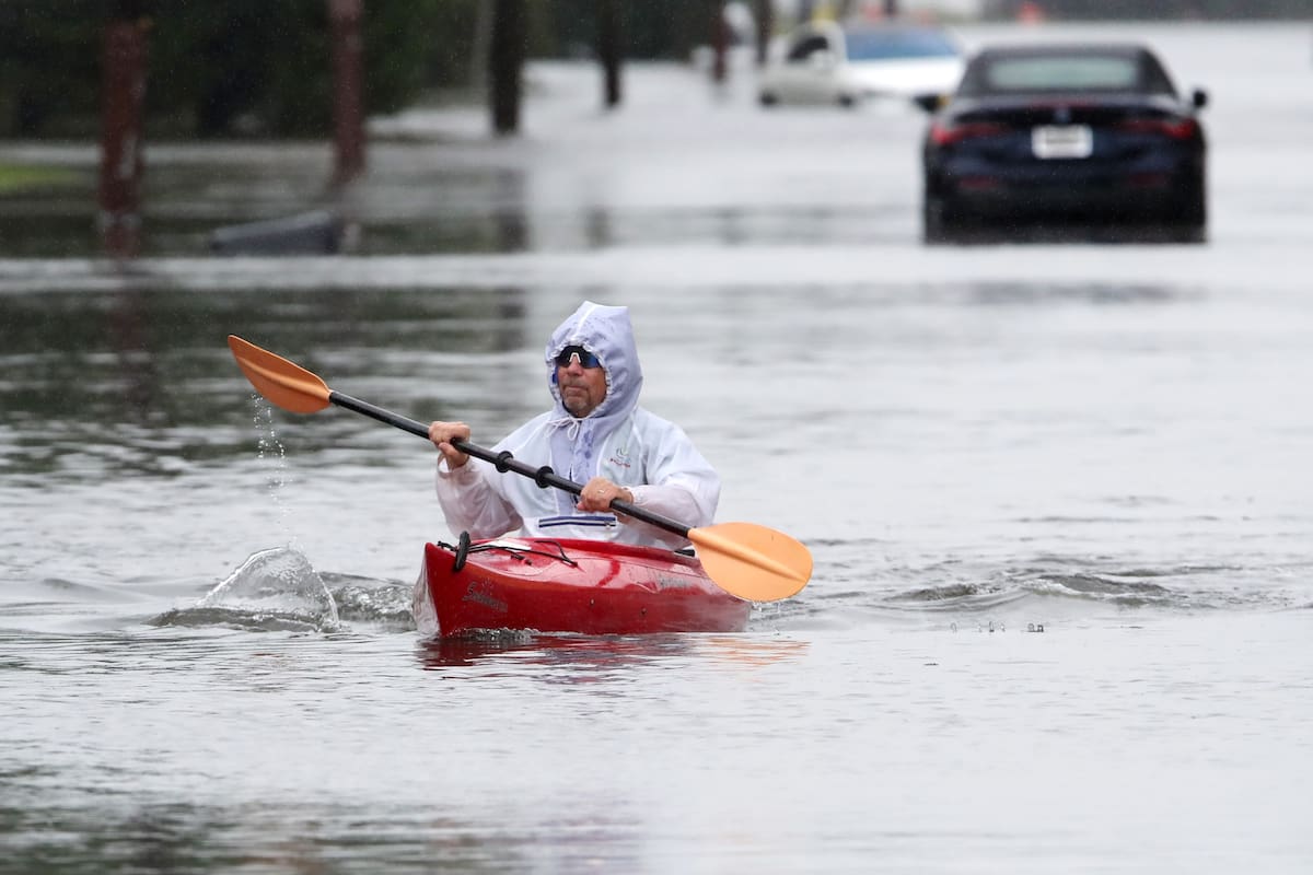 Ted Friedli navega en kayak por un tramo inundado de Florence Avenue durante una tormenta, en Long B
