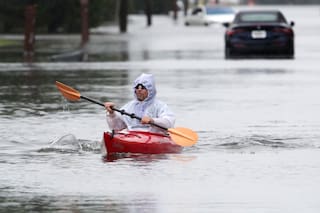 Tormenta causa inundaciones y deja a miles de personas sin electricidad en el noreste de EE.UU.