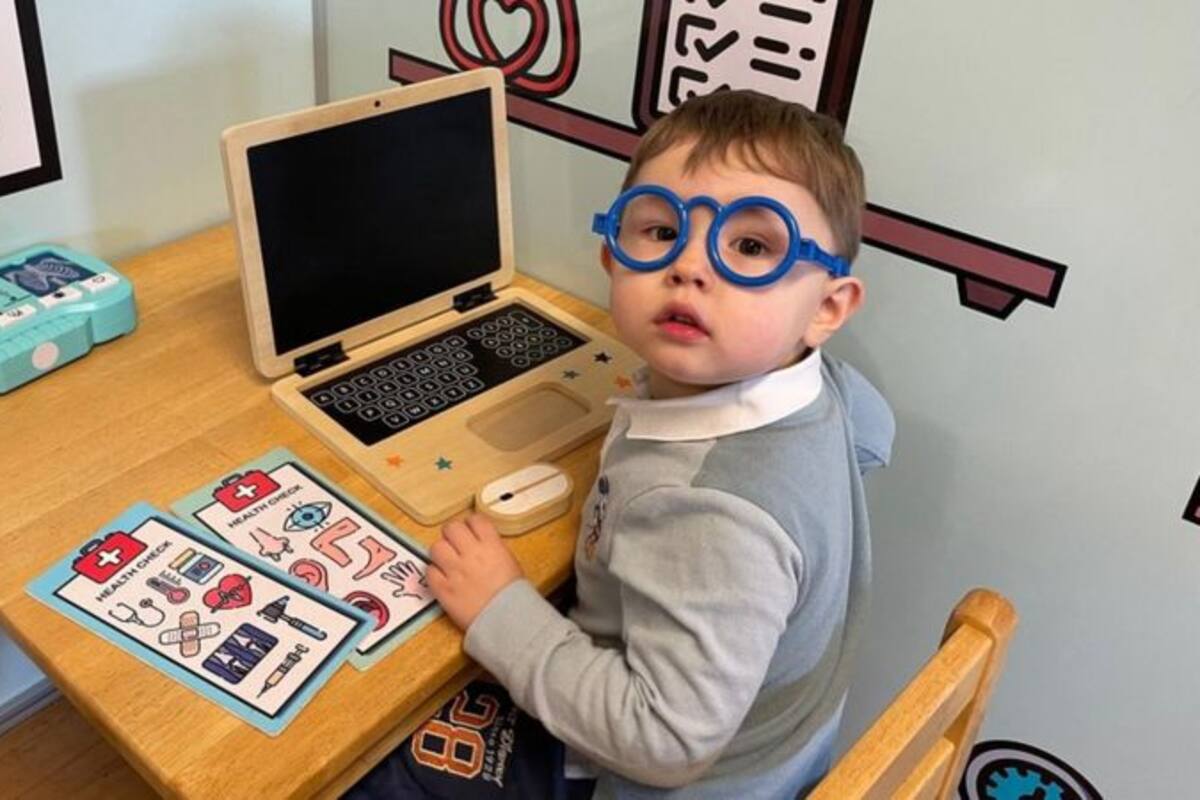 Teddy aprendió a leer solo viendo la televisión