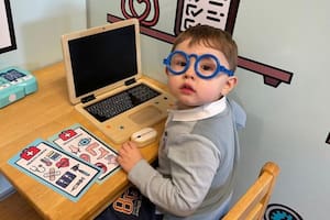 Teddy aprendió a leer solo viendo la televisión