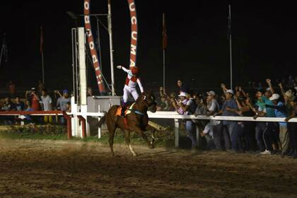 Teenek, con Osvaldo Alderete, ganó el Batalla de Tucumán, la carrera que todos quieren ganar en el hipódromo del Jardín de la República