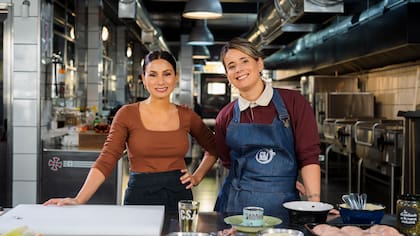 Tefi Russo comparte la cocina con Mecha Solís en su nuevo programa de TV, Aventura Gastronómica Argentina