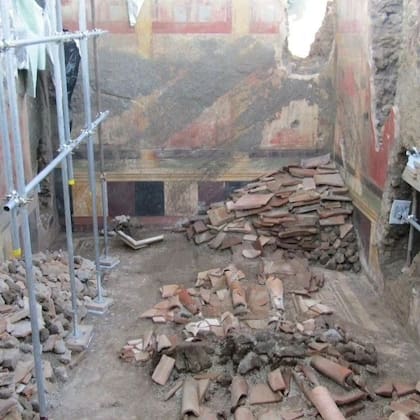 Tejas, bloques de piedra y herramientas de trabajo, fueron algunas de las cosas que hallaron al excavar una vieja manzana de casas que nunca llegaron a terminarse