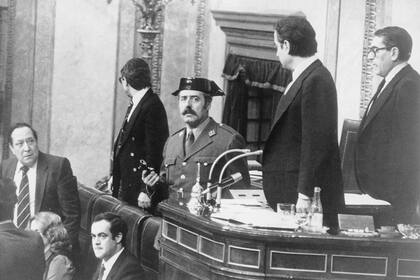 Tejero con la pistola en la mano en el Congreso