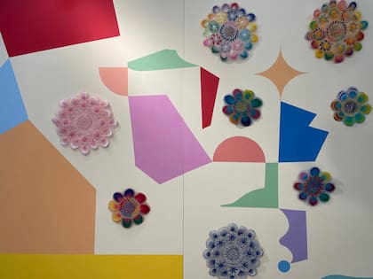 Tejidos en ñandutí de Dora Grijalba, sobre un mural diseñado por Julia Jurado