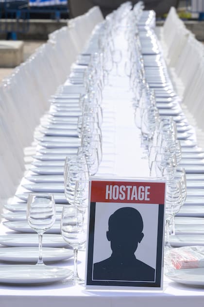 Una mesa de Shabat, en homenaje a los rehenes capturados por Hamas