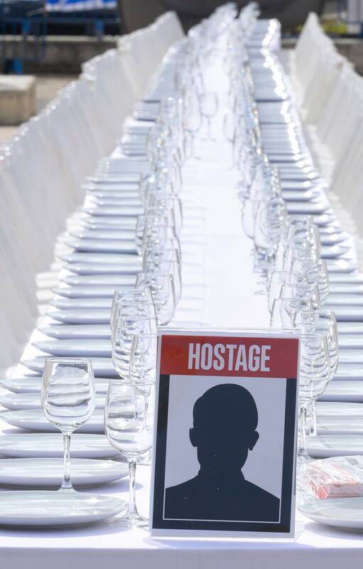 Una mesa de Shabat, en homenaje a los rehenes capturados por Hama