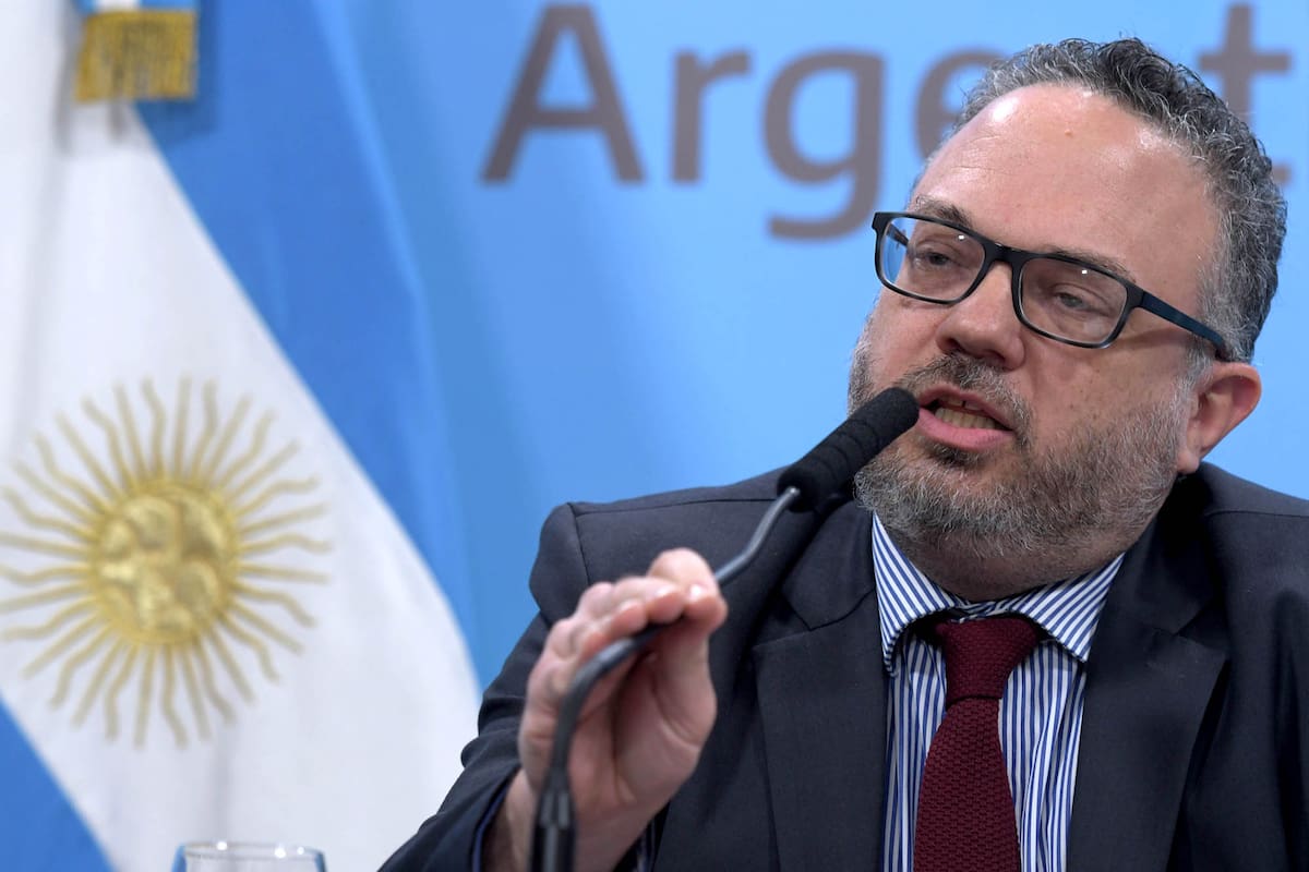 Télam 03/02/2020 Buenos Aires: El ministro de desarrollo productivo Matías Kulfas, anunció hoy en una conferencia de prensa realizada en Casa de Gobierno el programa "Vuelta al cole con Precios cuidados" incluye un kit de útiles escolares para el inicio del ciclo lectivo 2020 que regirá en