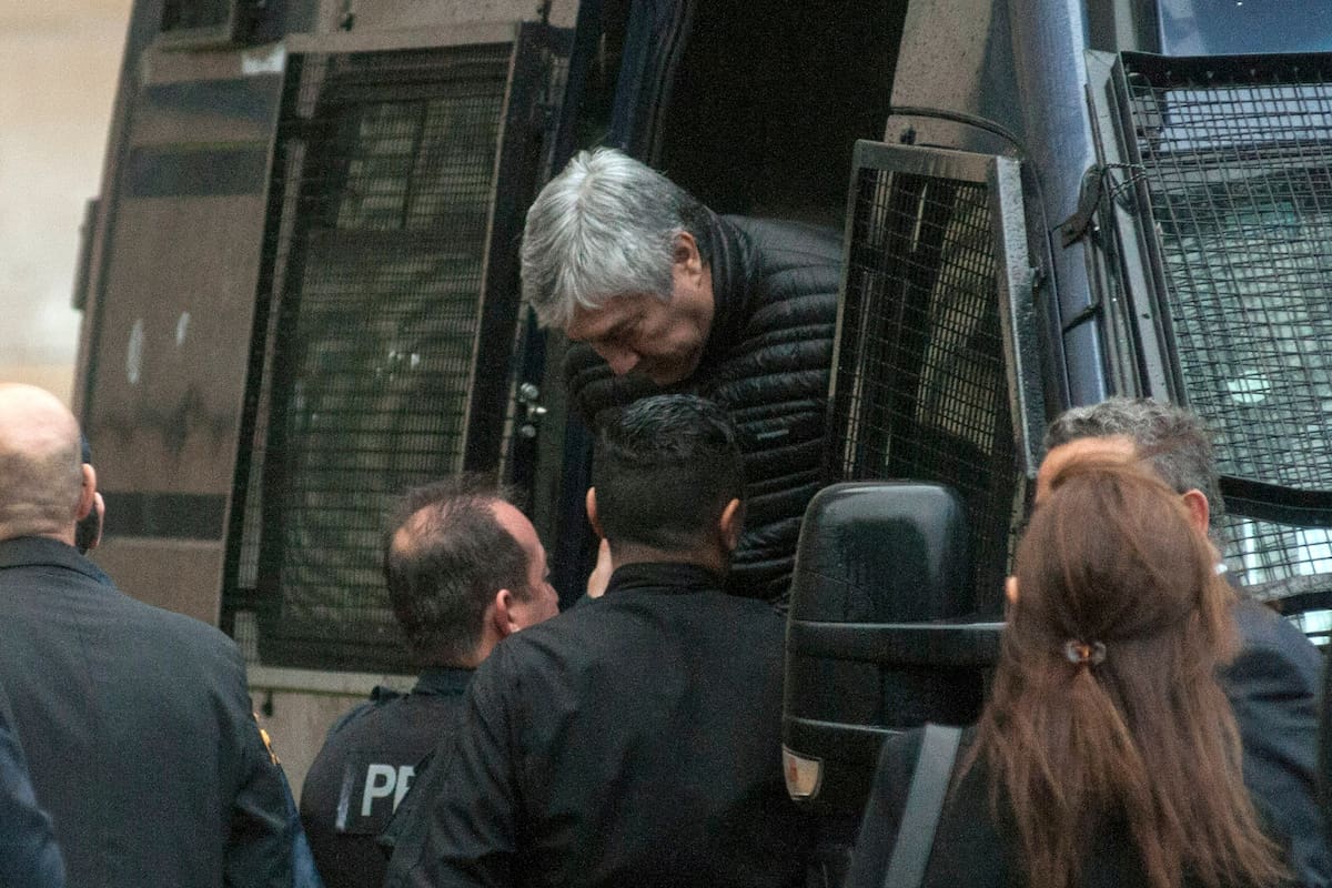 Télam, 06/04/2016 Buenos Aires - El móvil de la Policía Federal que trasladó a los detenidos Lázaro Báez y Daniel Pérez Gadín esta mañana desde la Superintendencia de Investigaciones Federales, en Villa Lugano, llegó a los tribunales federales de Comodoro Py 2002, donde se llevará a cabo la indagato