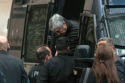 Télam, 06/04/2016 Buenos Aires - El móvil de la Policía Federal que trasladó a los detenidos Lázaro Báez y Daniel Pérez Gadín esta mañana desde la Superintendencia de Investigaciones Federales, en Villa Lugano, llegó a los tribunales federales de Comodoro Py 2002, donde se llevará a cabo la indagato