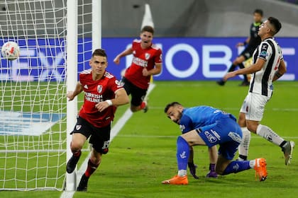 Télam 16/04/2021 Santiago del Estero: Rafael Santos Borré corre a festejar su gol, el segundo de River, que derrota a Central Córdoba 2-0 en el estadio Madre de Ciudades, por la décima fecha de la zona 1 de la Copa de la Liga Profesional de Fútbol.Foto: Emilio Rapetti