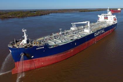 TÈlam, 21/07/2016 Rosario Santa Fe - Varios barcos cerealeros permanecen fondeados en el canal del RÌo Paran· cerca de los puertos de General San Martin y Timbues, a la espera de que se levante el paro por tiempo indeterminado decretado por la ConfederaciÛn Argentina del Transporte Automotor de Cargas (Catac) y la FederaciÛn de Transportadores Argentinos (Fetra), en reclamo de un incremento de la tarifa nacional de fletes.
Foto: JosÈ Granata