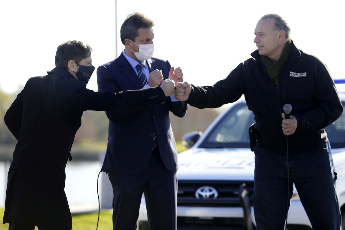 TELAM 22062021 El gobernador de la provincia de Buenos Aires, Axel Kicillof, menciono que los que no cuidaron la salud, ni la educación, ni la producción ni el trabajo ahora vienen a criticar y a poner palos en la rueda", planteó durante un acto de entrega de 27 patrulleros en San Fernando en el que estuvo acompañado por el titular de la Cámara de Diputados, Sergio Massa; el ministro de Seguridad, Sergio Berni; y el intendente local, Juan Andreotti. foto Gobierno Provincia de Buenos Aires Prensa Cgl