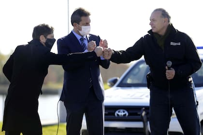 TELAM 22062021 El gobernador de la provincia de Buenos Aires, Axel Kicillof, menciono que los que no cuidaron la salud, ni la educación, ni la producción ni el trabajo ahora vienen a criticar y a poner palos en la rueda", planteó durante un acto de entrega de 27 patrulleros en San Fernando en el que estuvo acompañado por el titular de la Cámara de Diputados, Sergio Massa; el ministro de Seguridad, Sergio Berni; y el intendente local, Juan Andreotti. foto Gobierno Provincia de Buenos Aires Prensa Cgl