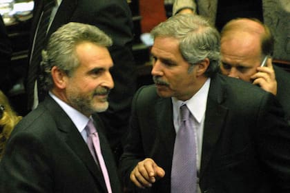 Télam Buenos Aires, 03/12/09 Los diputados Agustín Rossi, dialoga con Felipe Sola, luego de la jura que pasó a un cuarto intermedio de 10 minutos previo a la designación de autoridades Foto: Maximiliano Luna/Télam/cl