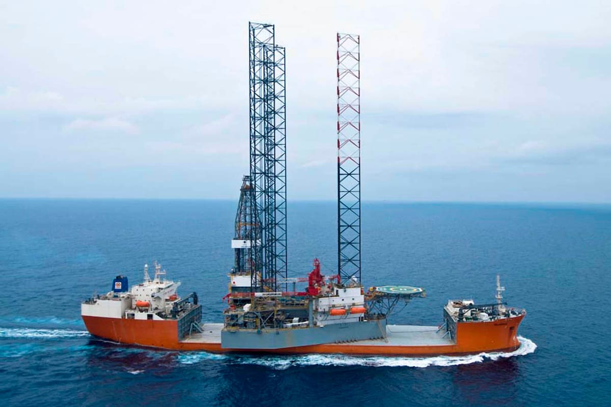 Telam Buenos Aires, 04/10/2008
El próximo lunes será puesta en funcionamiento la plataforma de exploración offshore contratada por YPF, que comenzará a operar en el Golfo San Jorge a unos 45 kilómetros de
la costa de Comodoro Rivadavia en un acto que encabezará la presidenta Cristina Fernández de Kirchner.
Foto:Télam/jcp