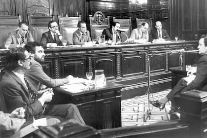 Julio Cesar Strassera, Luis Moreno Ocampo y los jueces de la Cámara Federal durante el Juicio a las Juntas, en abril de 1985