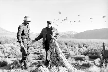 Galtieri, durante maniobras militares en Mendoza, en pleno conflicto