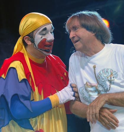 23/09/2022 08:30
El comediante Carlos Balá, quien había sido internado ayer de urgencia, falleció a los 97 años, según confirmó su nieta, Laura Gelfi.