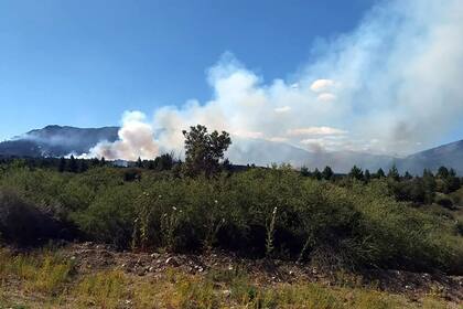 Télam El Bolsón: Suman brigadistas de Neuquén al combate del incendio en El Bolsón. Foto: Gentileza Defensa Civil.
