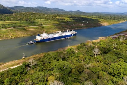 Télam. El buque regasificador amarró en Bahía Blanca el jueves pasado