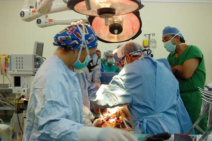 TÈlam Santiago de Chile, 20/03/2009
La cirugía que permitirá conectarle un corazón artificial, que llegó desde Argentina a
Chile, a Felipe Cruzat, un nene de 11 años que hace 66 días espera un donante,
se realiza en el Hospital Clínico de la Universidad Católica en Santiago
de Chile.
Foto: Gentileza La Tercera/TÈlam/cl