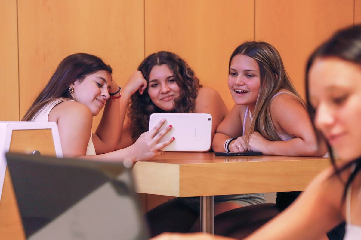 Telecom presentó digit@lers, una serie de cursos gratis para acercar la tecnología a chicas, adolescentes y jóvenes del país