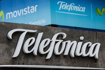 Telefónica apeló a una condición similar a la que usan los clubes de fútbol en la desinversión de torres de telefonía en la Argentina y la región
