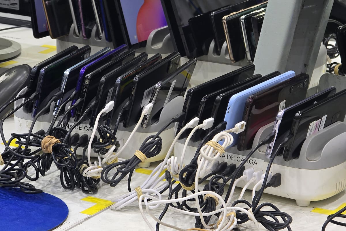 Teléfonos reacondicionados en la planta de Ferbi en Garín