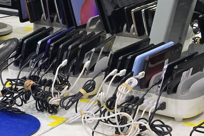 Teléfonos reacondicionados en la planta de Ferbi en Garín